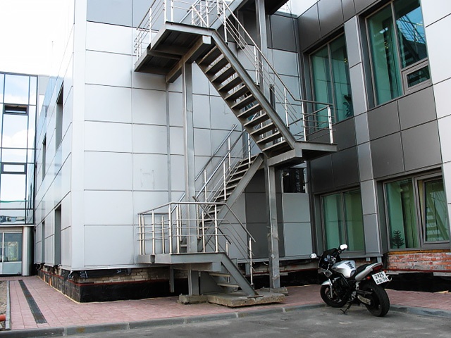 Для чего используются эвакуационные лестницы в зданиях