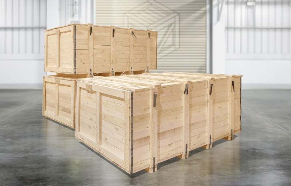 Большие деревянные ящики для перевозки грузов