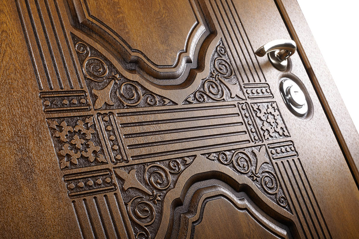 Декорируем металлическую дверь